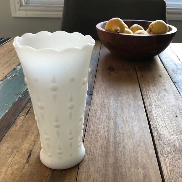 🌺 Host Pick!! 🌺 Rare Vintage Milk glass Vase - Picture 1 of 5